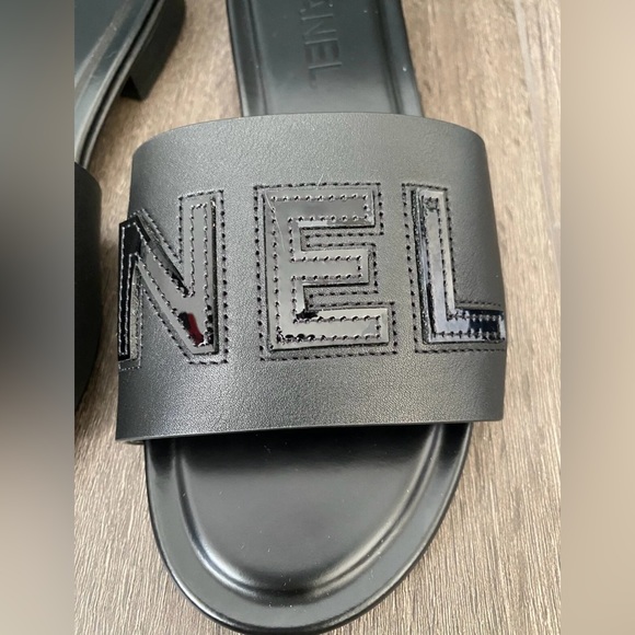 2023 CHANEL CHA NEL LOGO BLACK LEATHER FLAT SHOES SLIDES MULES - Picture 6 of 14